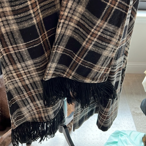 Wool plaid poncho with detachable hood scarf - Picture 7 of 8